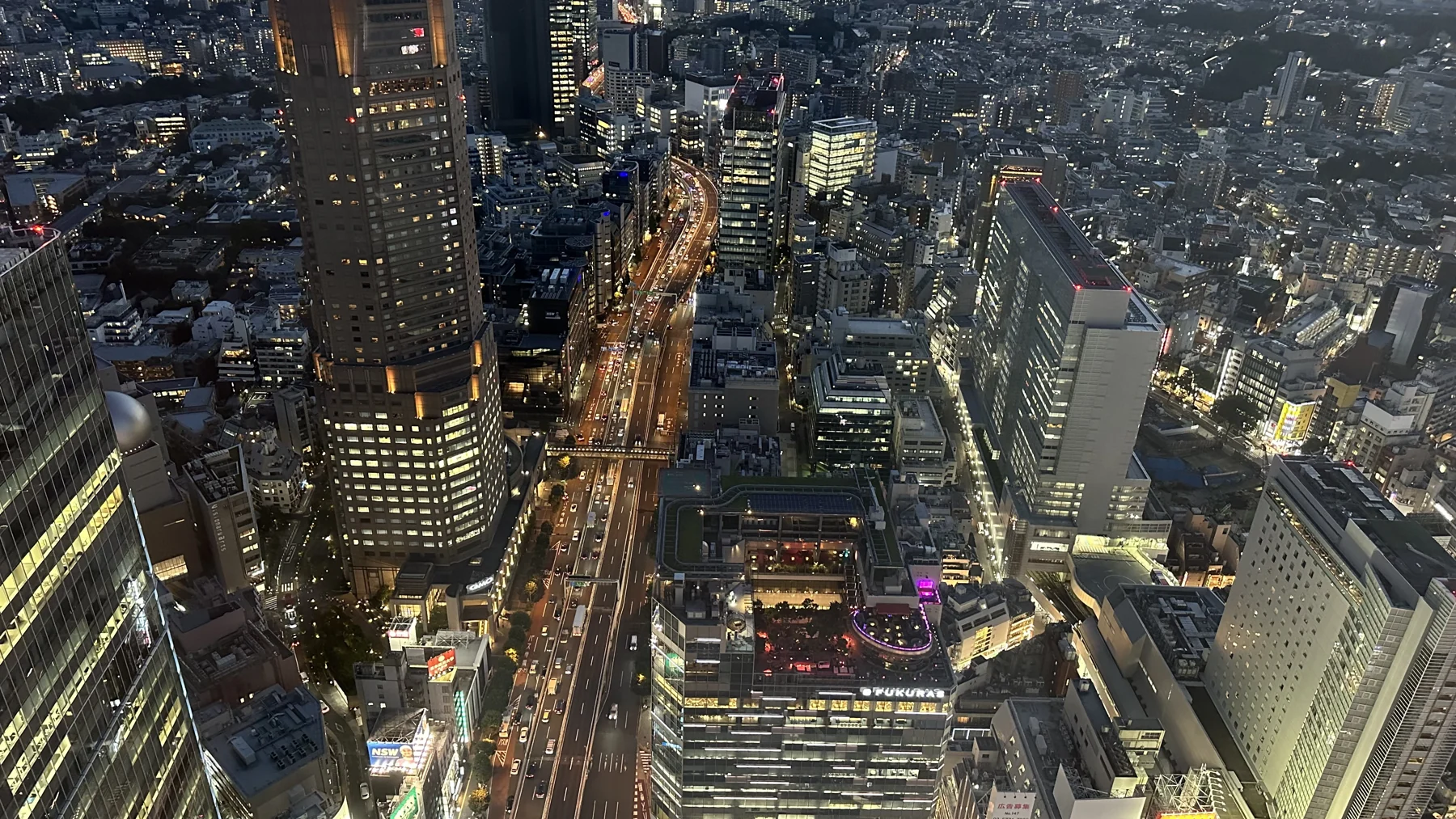 高处俯瞰灯火与道路延伸的城市夜景