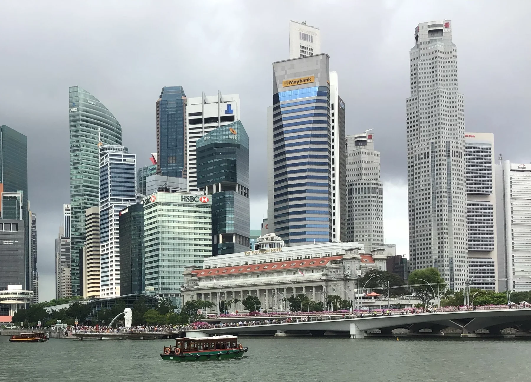 海面前的新加坡滨水城市建筑群