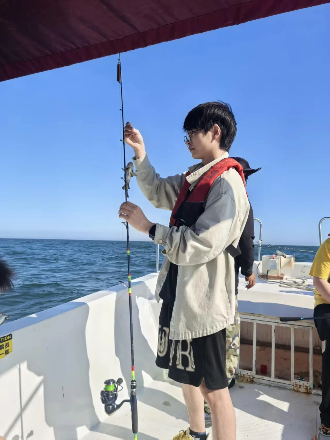 海上垂钓时的片刻,身后是蓝色海面