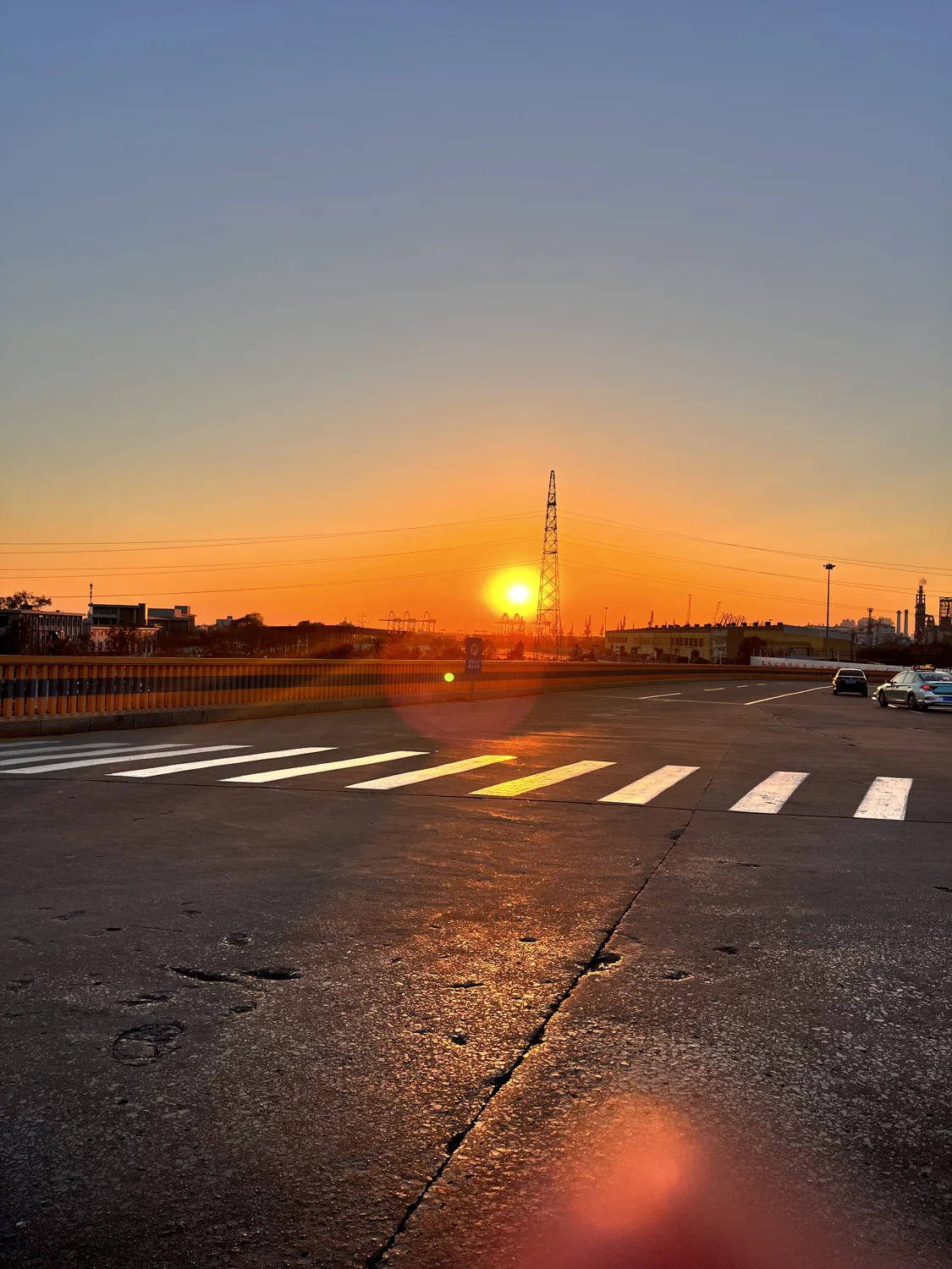夕阳落在路面上,留下暖橙色的倒影