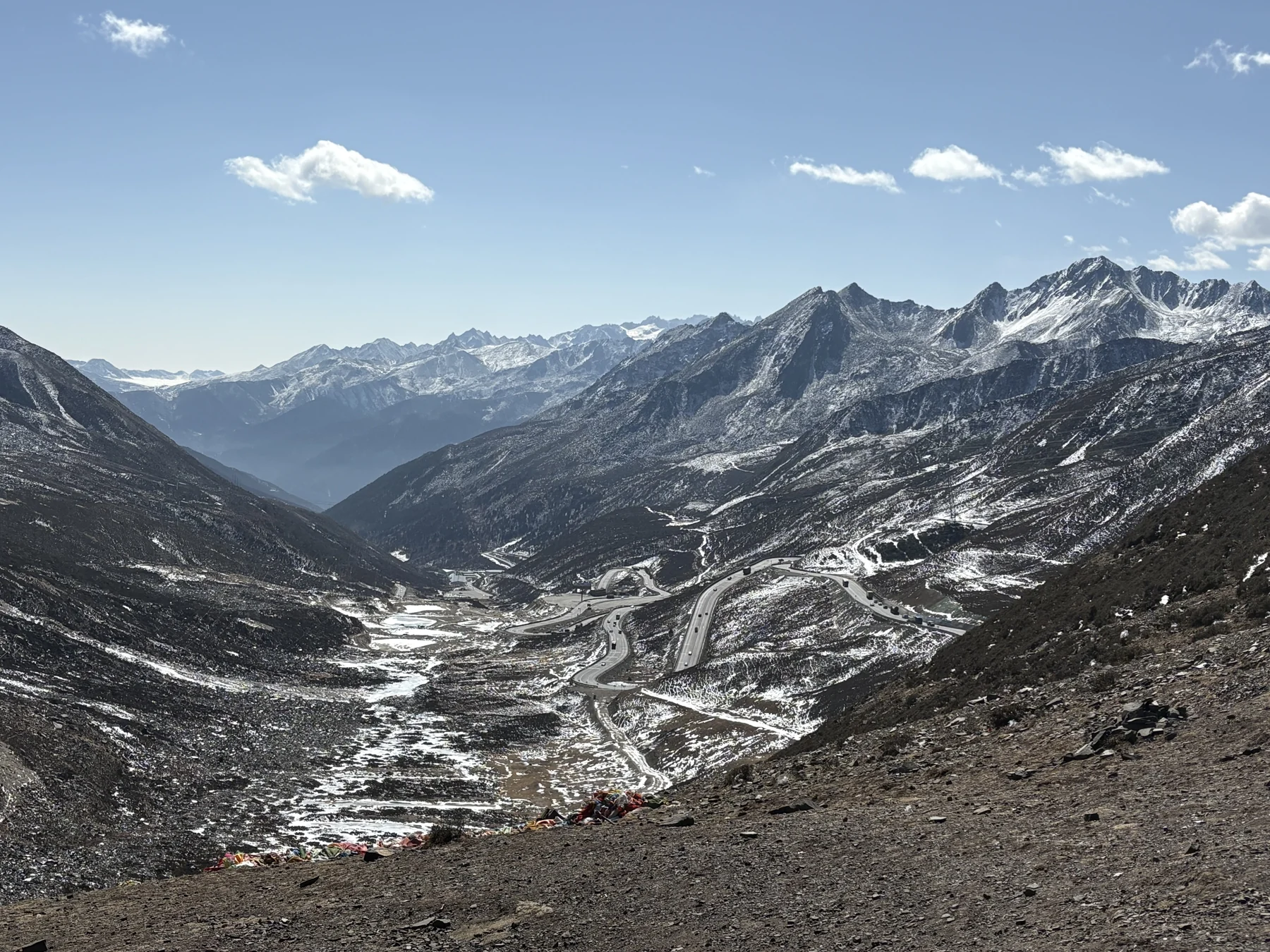 群山间蜿蜒的山谷与未融化的积雪